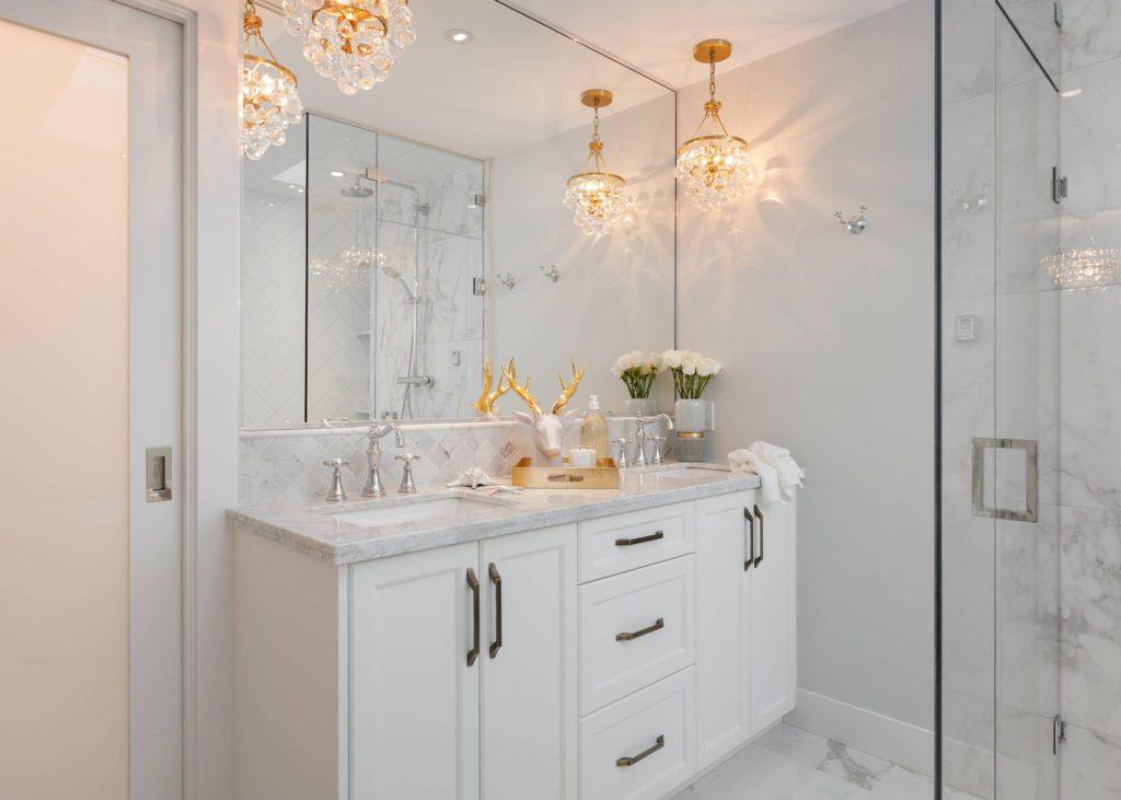 CRISP AND VERSATILE: THE APPEAL OF WHITE BATHROOM CABINETS FOR EVERY DESIGN AESTHETIC